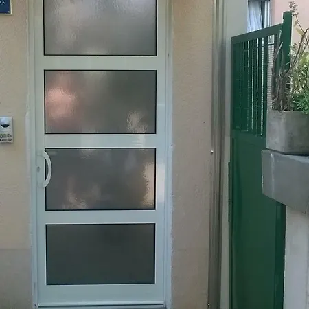 4 Seasons - Under Forest Park, Free Parking *