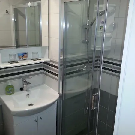 4 Seasons - Under Forest Park, Free Parking Split