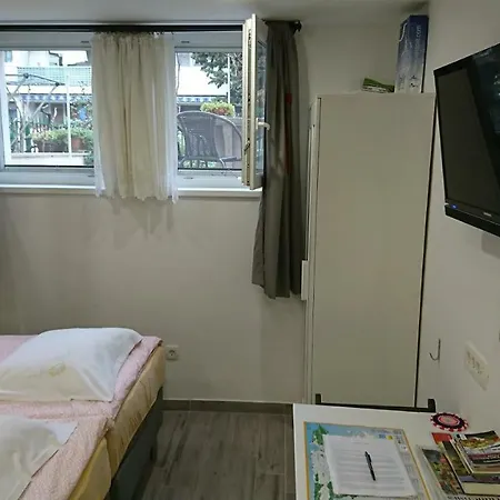 4 Seasons - Under Forest Park, Free Parking Split