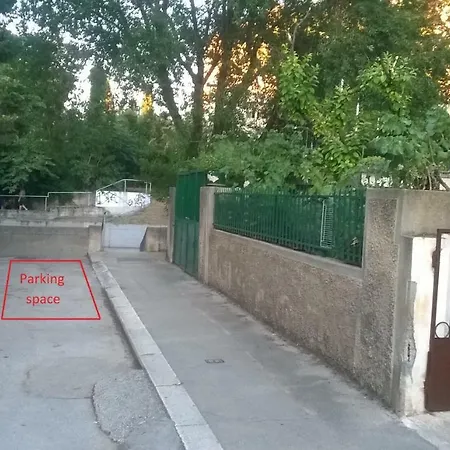 4 Seasons - Under Forest Park, Free Parking Split