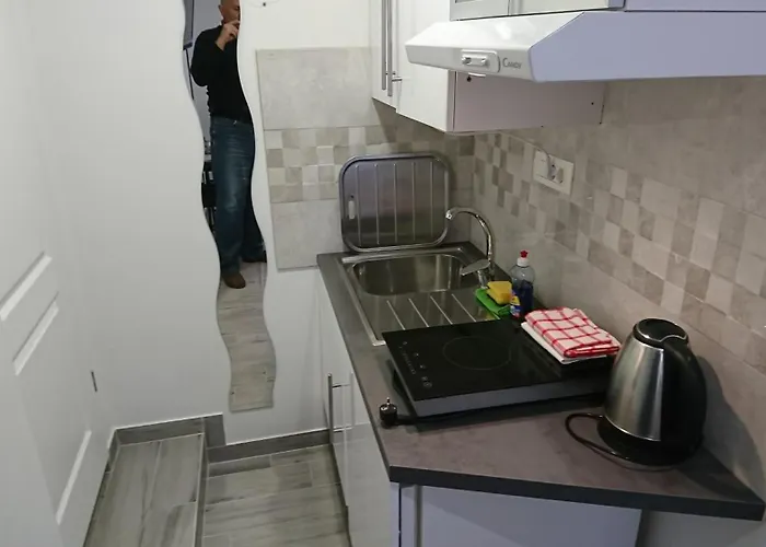 4 Seasons - Under Forest Park, Free Parking *