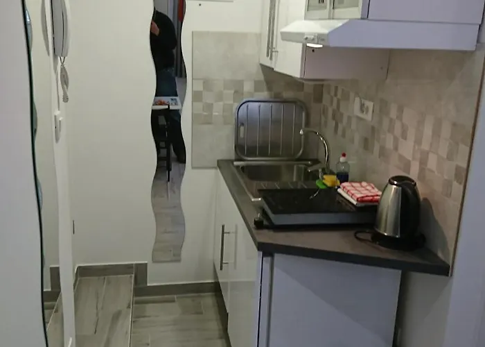 4 Seasons - Under Forest Park, Free Parking Apartamento *