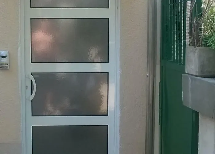 4 Seasons - Under Forest Park, Free Parking *