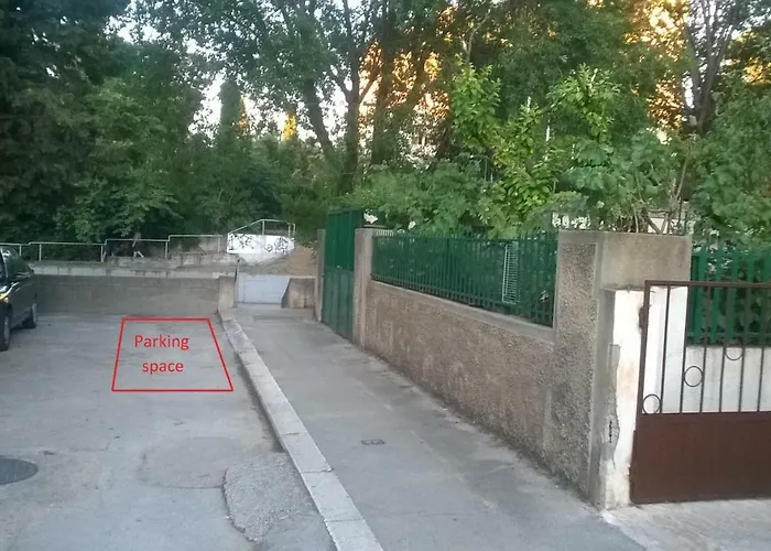 4 Seasons - Under Forest Park, Free Parking Split